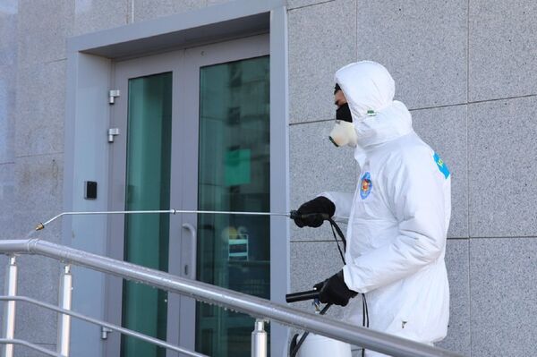 Санитарные войска. Дезинфекция рк. Дезинфекция рк. Дезинфекция помещений. Человек в костюме дезинфекции.