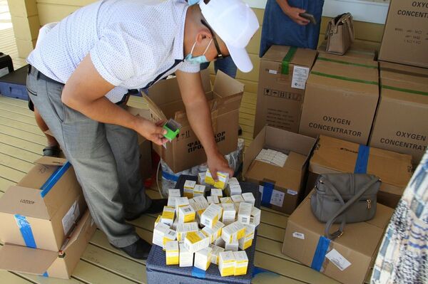 Қазақстаннан көшіп кеткен кәсіпкер туған ауылына 30 мың доллардың дәрісін жіберді Қазақстаннан көшіп кеткен кәсіпкер туған ауылына 30 мың доллардың дәрісін жіберді - Sputnik Қазақстан