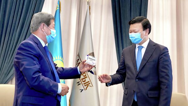 Председатель правления фонда «Самрук-Казына» Ахметжан Есимов (слева) и министр здравоохранения Алексей Цой - Sputnik Казахстан