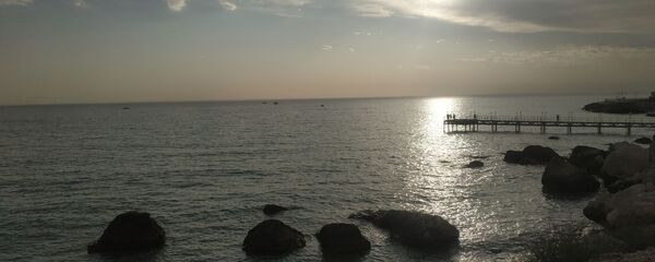 На многих бесплатных пляжах Актау каменно-илистое дно На многих бесплатных пляжах Актау каменно-илистое дно - Sputnik Казахстан