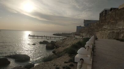 Туристическая скальная тропа на побережье Каспия в Актау 