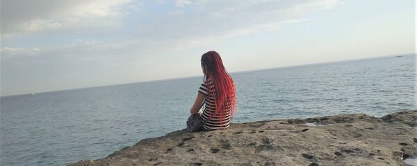 Девушка на пляже Каспийского моря в Актау Девушка на пляже Каспийского моря в Актау - Sputnik Казахстан