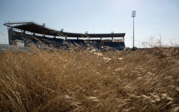 Заброшенный после Олимпиады в Афинах бейсбольный стадион порос травой - Sputnik Казахстан