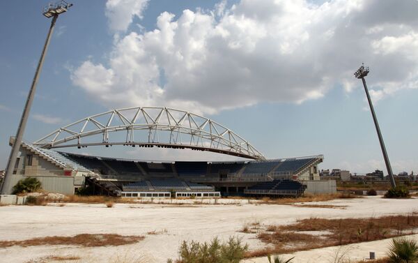 Стадион для пляжного волейбола не использовался со времен Олимпиады-2004 и остается заброшенным, как и многие олимпийские объекты в Афинах - Sputnik Казахстан