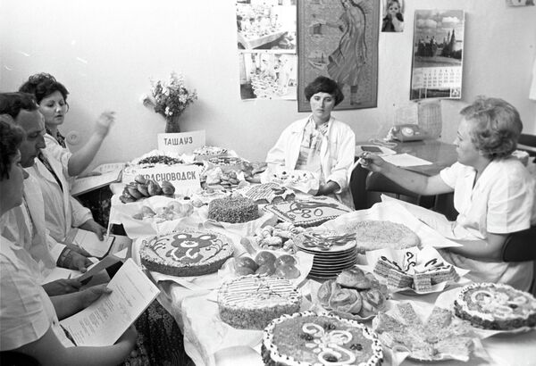 Вкусовые потрясения: какие продукты появились в СССР в период Олимпиады-80 - Sputnik Казахстан