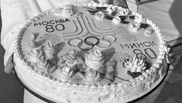 Олимпийский торт в исполнении кондитера минского магазина Ромашка - Sputnik Казахстан