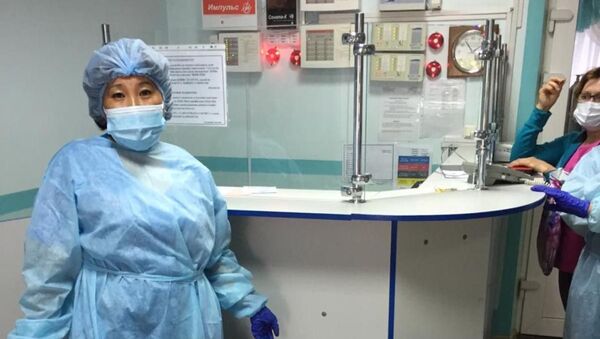 Девушка, потерявшая отца, помогает больницам  - Sputnik Казахстан