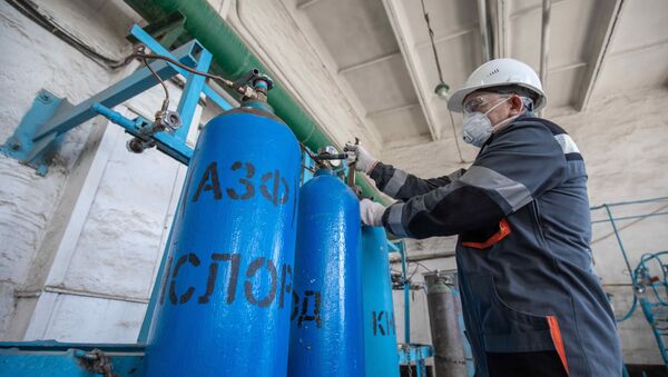 Актюбинский завод ферросплавов наполняет кислородом 300 баллонов в сутки для больных коронавирусом - Sputnik Казахстан