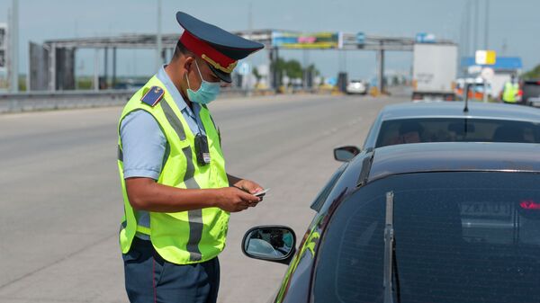 Проверка документов на полицейских постах, выставленных на выезде из Нур-Султана - Sputnik Казахстан