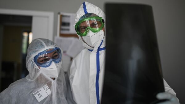 Российские врачи в защитных костюмах рассматривают рентгеновский снимок - Sputnik Қазақстан
