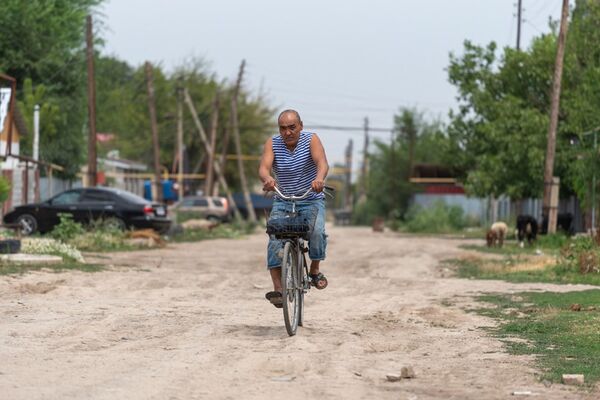 Улицы обезлюдели, из лекарств - саумал и водка: как живут в селах, где нет аптек - фото - Sputnik Казахстан