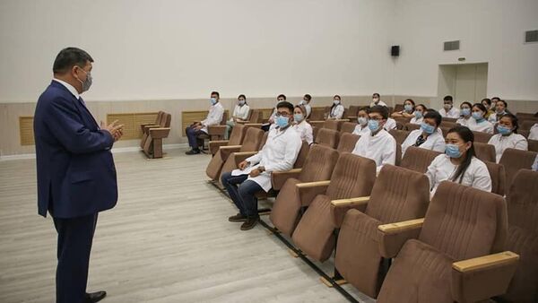 Молодые врачи на встрече с акимом Атырауской области - Sputnik Казахстан