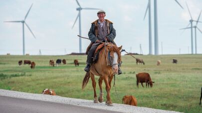 Пастух на лошади по дороге к озеру Кобейтуз