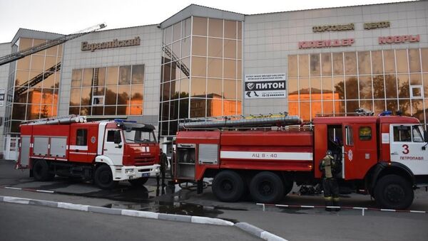 Пожарные автомобили у торгового центра - Sputnik Казахстан