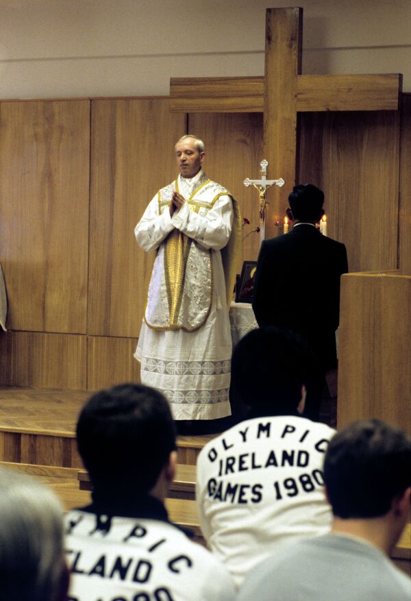 Олимпийский намаз – где спортсмены-мусульмане молились на Играх в Москве - Sputnik Казахстан