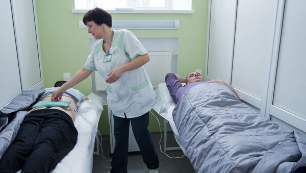 Пациенты на сеансе физиотерапии в санатории, архивное фото - Sputnik Казахстан
