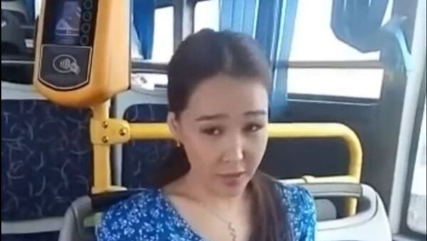 В Алматы девушка отказалась надеть маску в автобусе и разбила телефон кондуктору - Sputnik Қазақстан