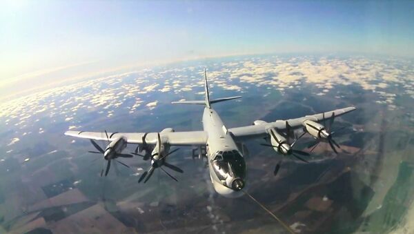 Высший пилотаж: экипажи ракетоносцев Ту-95 отработали дозаправку в воздухе - видео - Sputnik Казахстан