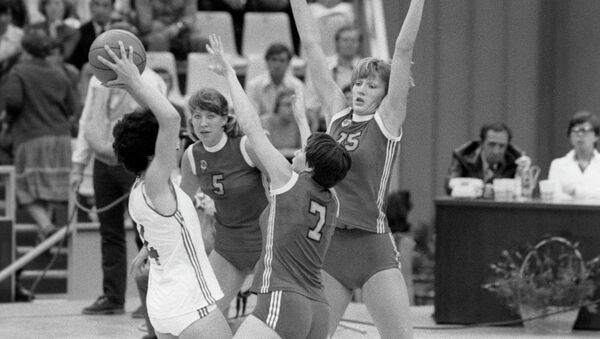 Момент матча по баскетболу между женскими сборными СССР - Народной Республики Болгарии - Sputnik Казахстан