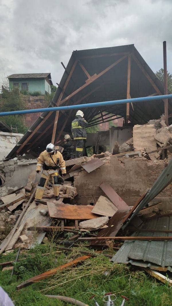 Женщина оказалась под завалами дома после хлопка газа в Алматы Женщина оказалась под завалами дома после хлопка газа в Алматы - Sputnik Казахстан