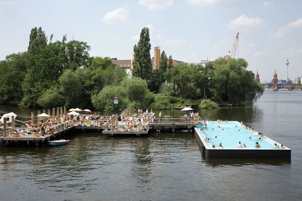 Люди плавают в открытом бассейне на реке Шпрее  в Берлине - Sputnik Казахстан