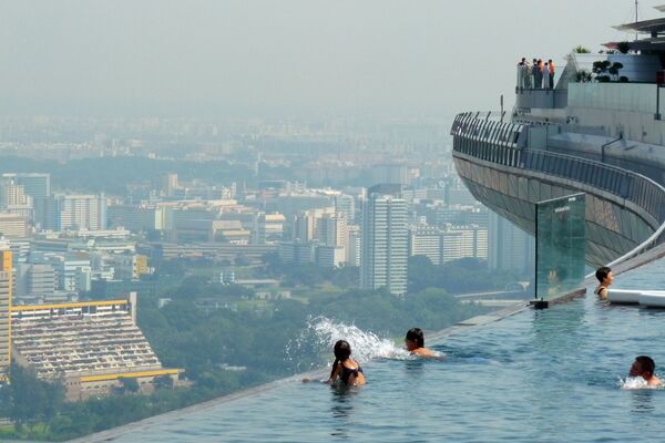 «Безбрежный бассейн» на вершине сингапурского небоскреба  - Sputnik Казахстан