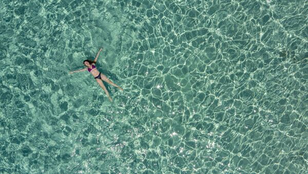 Девушка в море у острова Криси близ Крита, Греция - Sputnik Казахстан