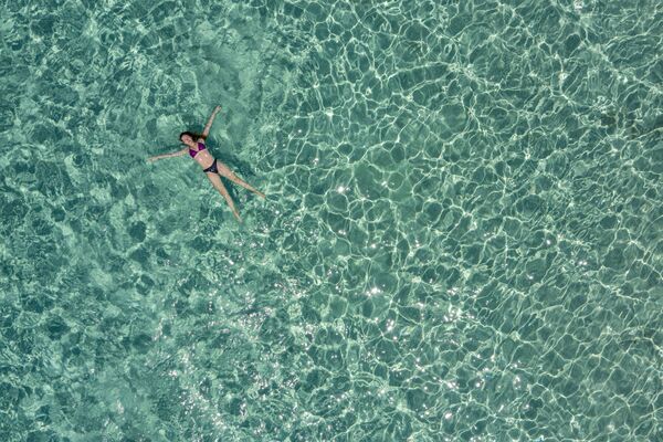 Девушка в море у острова Криси близ Крита, Греция - Sputnik Казахстан