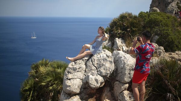 Туристы фотографируют на смотровой площадке в Полленсе, на острове Майорка, Испания - Sputnik Қазақстан