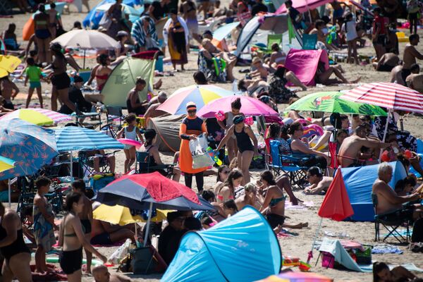 Люди на пляже Пуант-Руж в Марселе, Франция  - Sputnik Казахстан