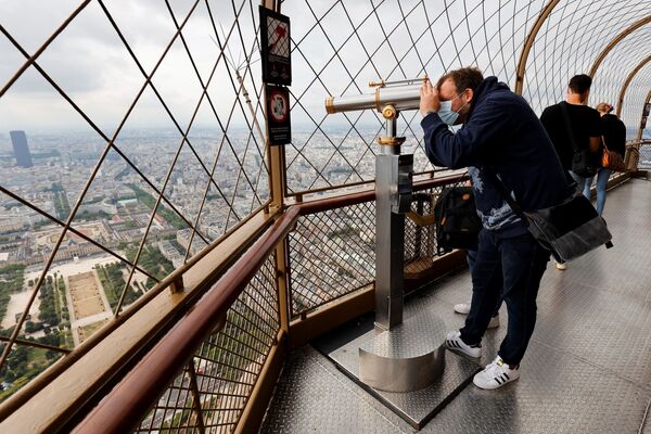 Мужчина у монокуляра на смотровой площадке на Эйфелевой башне, Париж  - Sputnik Казахстан