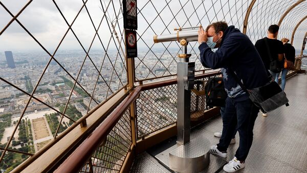 Мужчина у монокуляра на смотровой площадке на Эйфелевой башне, Париж  - Sputnik Казахстан
