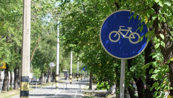 Алматинцы на самокатах и велосипедах - Sputnik Казахстан