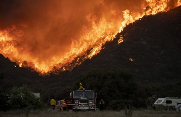 Пожарные у палящего леса в Калифорнии  - Sputnik Казахстан