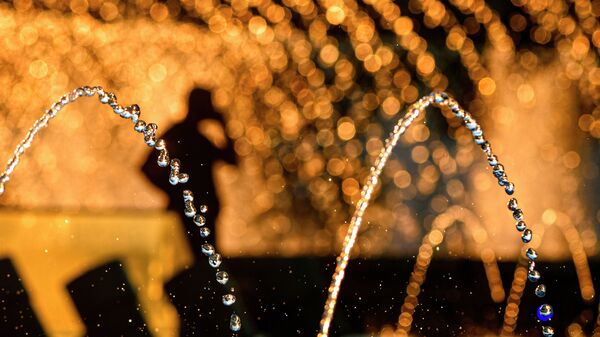 Силуэт человека на фоне струй фонтана в жаркую погоду - Sputnik Қазақстан