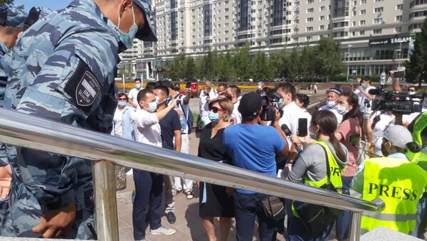 Толпа собралась у правительственных зданий, чтобы передать обращение Токаеву в поддержку кредитной амнистии - Sputnik Казахстан