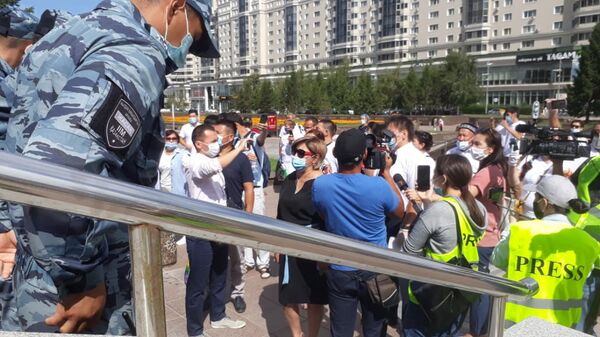 Ақорданың маңына жиналған бір топ адам кредиттің кешірілуін талап етті Ақорданың маңына жиналған бір топ адам кредиттің кешірілуін талап етті - Sputnik Қазақстан