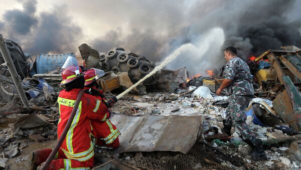 Пожарные и военные работают на месте мощного взрыва в Бейруте - Sputnik Казахстан