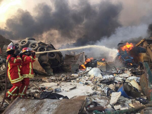 Пожарные тушат возгорание после мощного взрыва в Бейруте - Sputnik Қазақстан