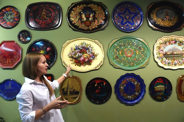 Экскурсовод проводит экскурсию в Музее Жостовской фабрики декоративной росписи - Sputnik Казахстан