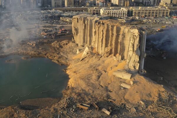 Разрушенное хранилище топлива в Бейруте после взрыва - Sputnik Қазақстан