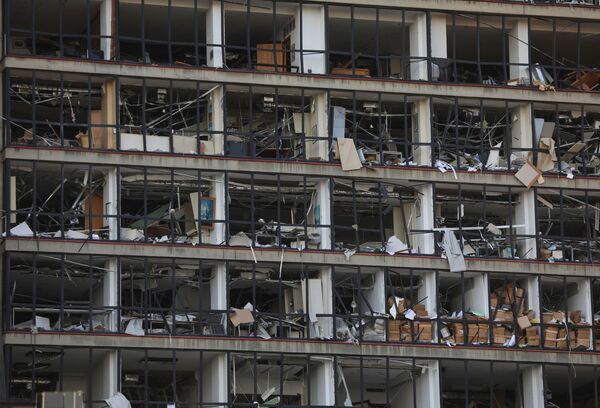 Выбитые стекла в здании, находящемся поблизости от порта Бейрута, где произошел мощный взрыв - Sputnik Қазақстан