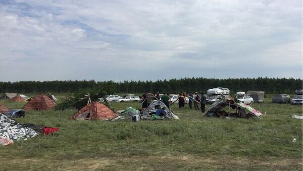 Палаточный лагерь для трудовых мигрантов, пытающихся вернуться на родину, на границе России и Казахстана - Sputnik Казахстан