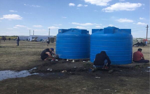 Палаточный лагерь для трудовых мигрантов, пытающихся вернуться на родину, на границе России и Казахстана - Sputnik Казахстан