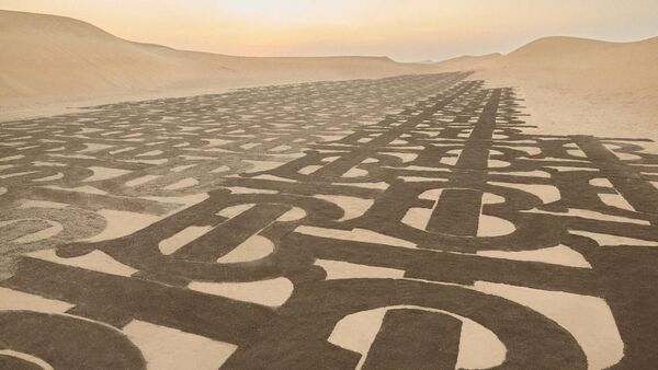 Burberry украсили своей монограммой пустыню в Дубае в рамках новой рекламной кампании - Sputnik Казахстан