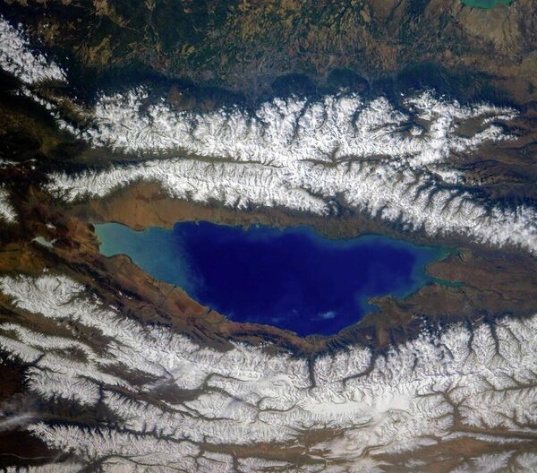 Озеро Иссык-Куль и окружающие его хребты Северного Тянь-Шаня, Киргизия - Sputnik Қазақстан