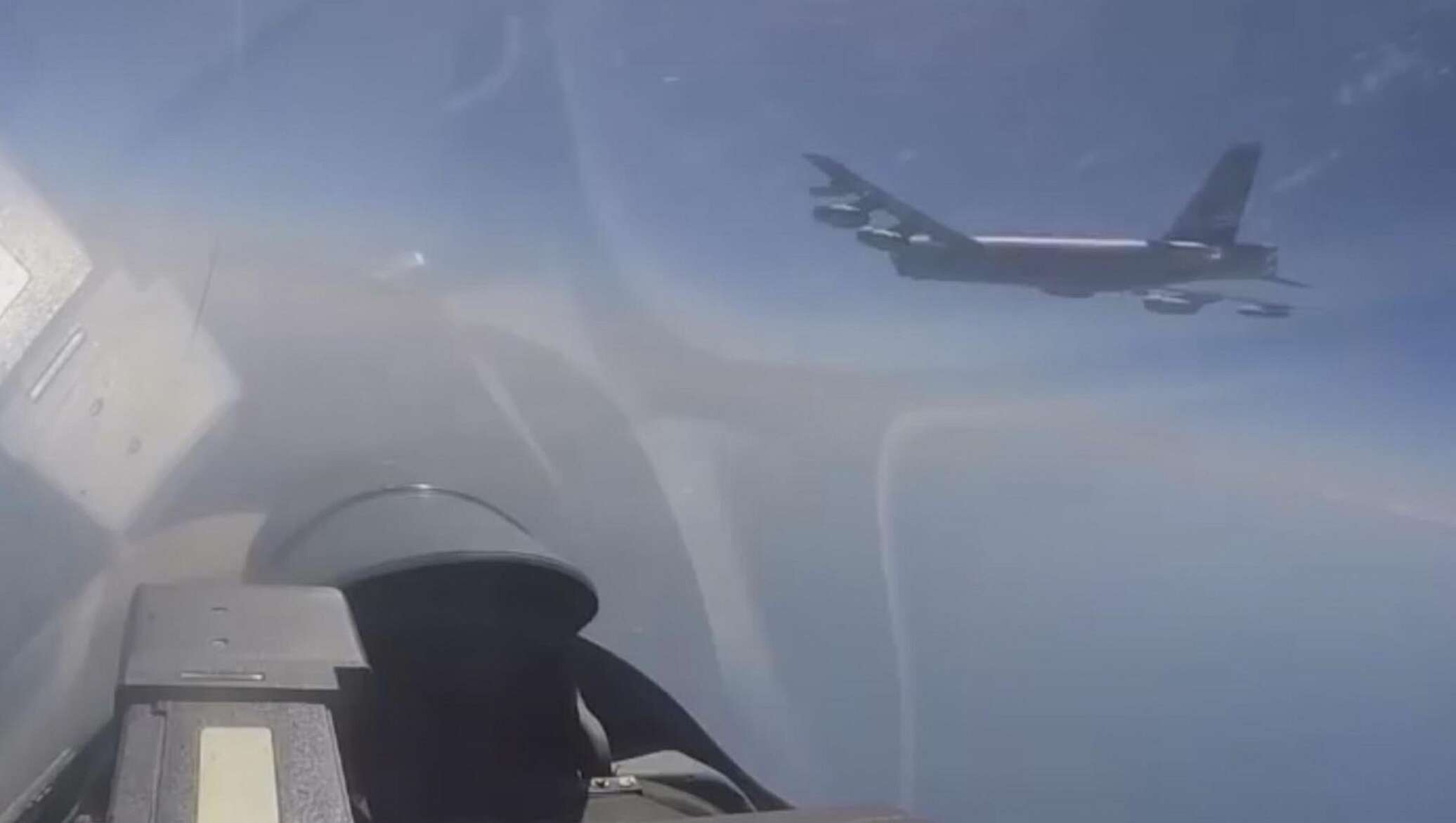 Египет закрыл воздушное пространство. Су 27 перехватил самолет разведчик США. Су-27 перехватил самолет-разведчик США над черным морем. Су-27 перехват. Су 27 в США.