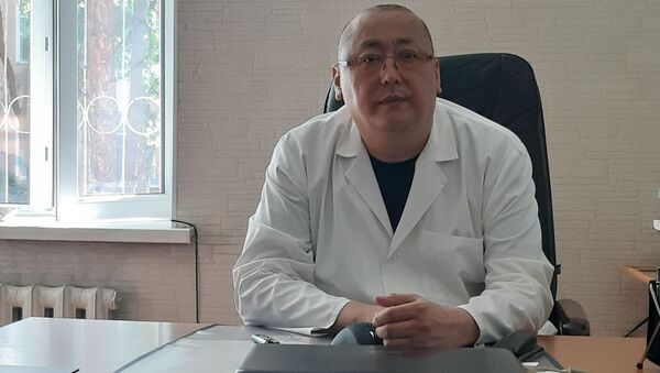 Заведующий отделением неврологии №2 Национального госпиталя Нурлан Оморов - Sputnik Казахстан