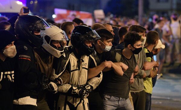Участники акции протеста на одной из улиц в Минске - Sputnik Казахстан