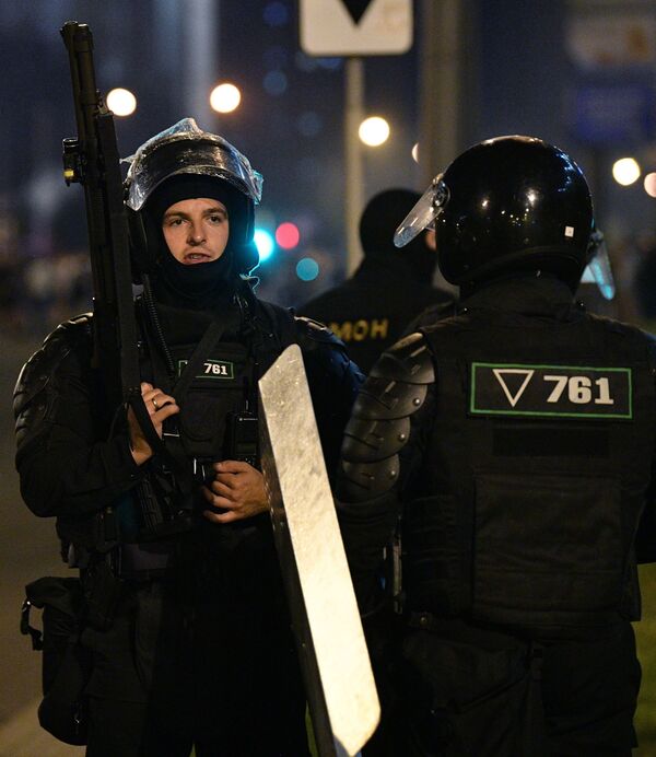 Сотрудники правоохранительных органов во время акции протеста на одной из улиц в Минске - Sputnik Казахстан